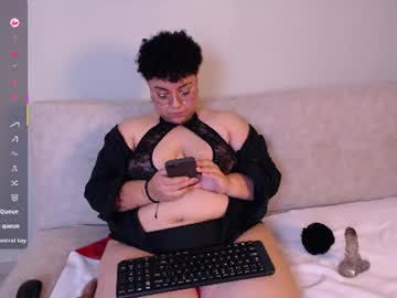 curly_cam_queen