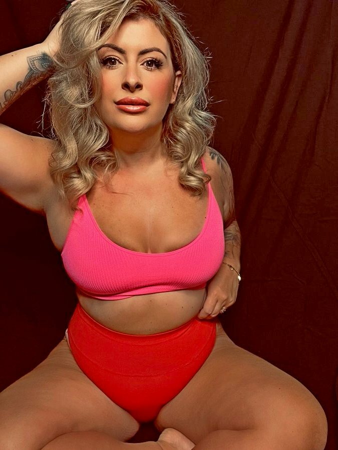 Curvy british milf loves to pose and tease — 48